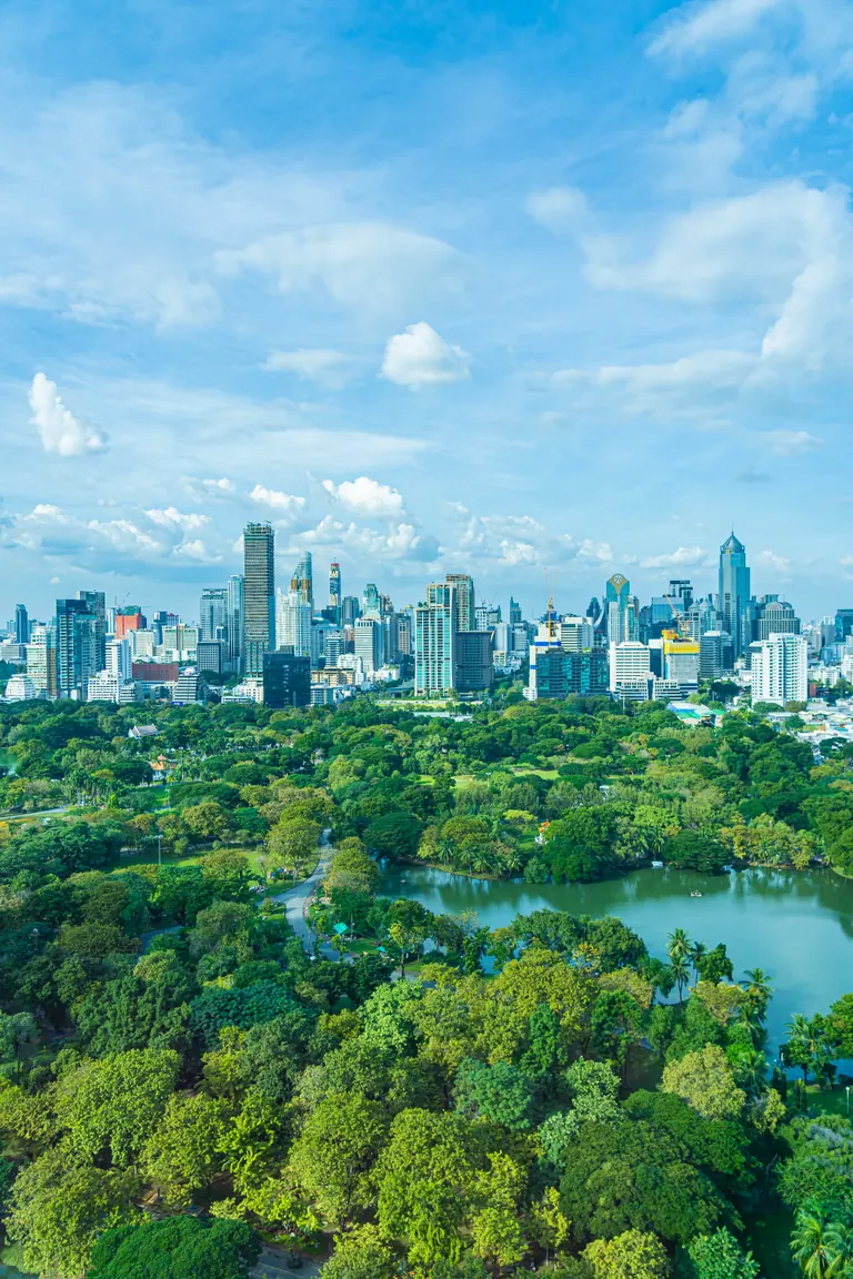 เมืองกรุงเทพฯ รอบสวนลุมพินี มีตึกสูง แมกไม้ และทะเลสาบกลางเมือง